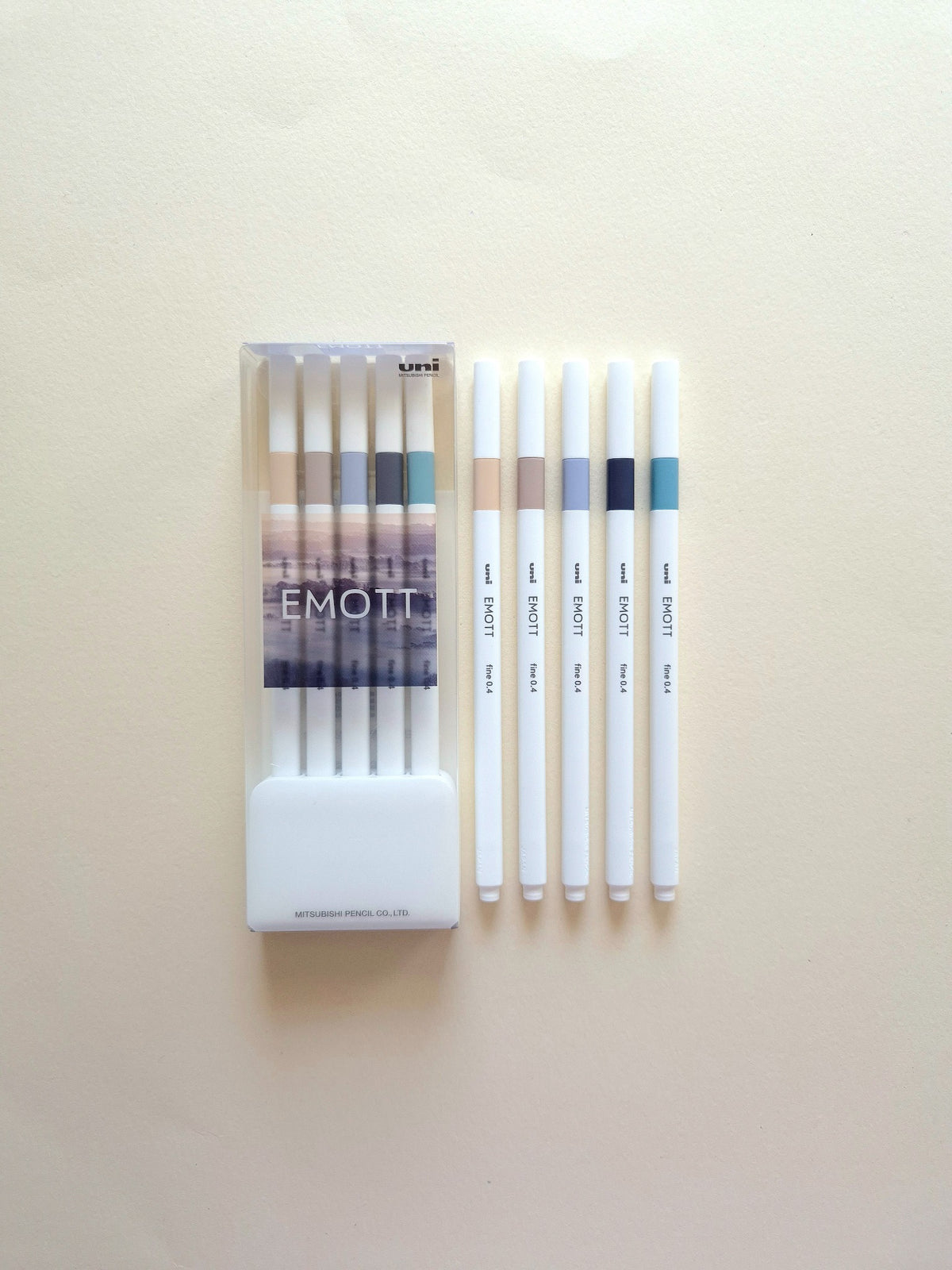 Uni EMOTT Nuance No. 9 five pens displayed beside case