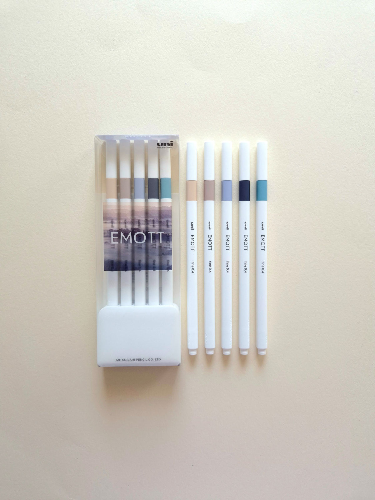 Uni EMOTT Fine Liner five-colour set detail view