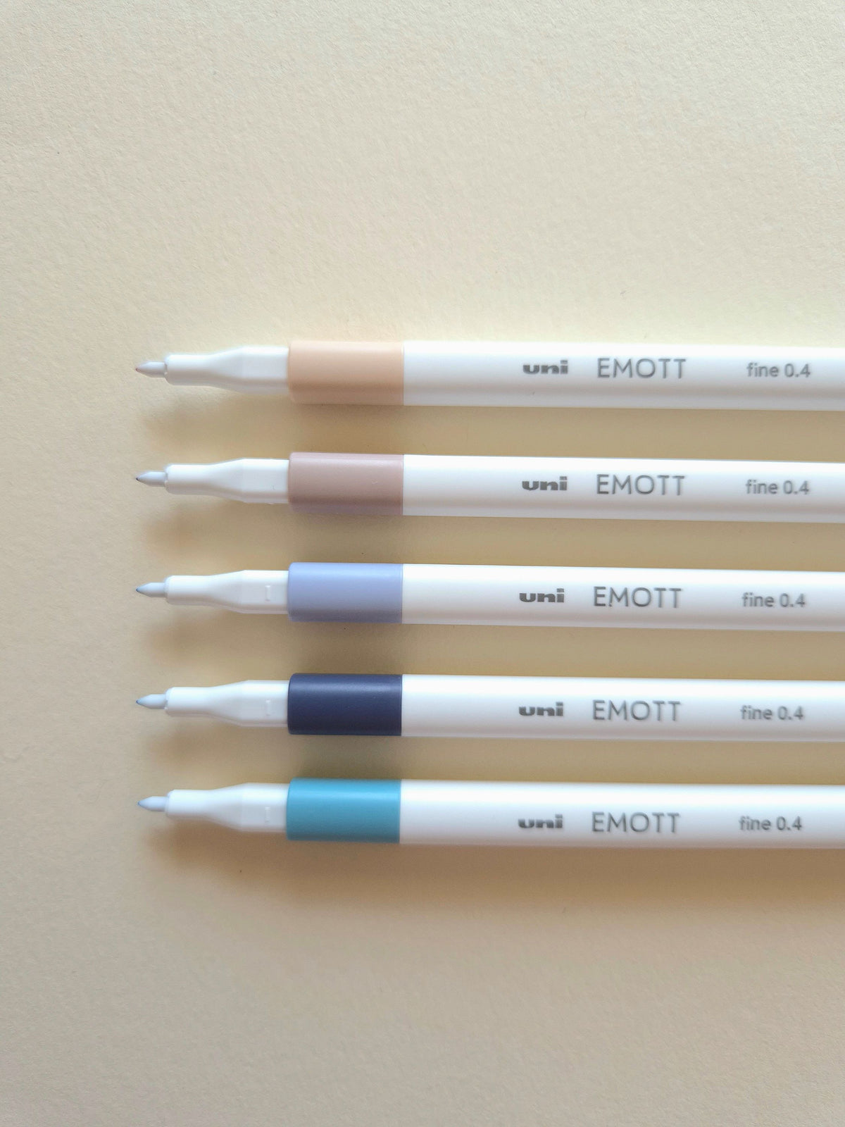 Uni EMOTT Fine Liner five-colour set detail view