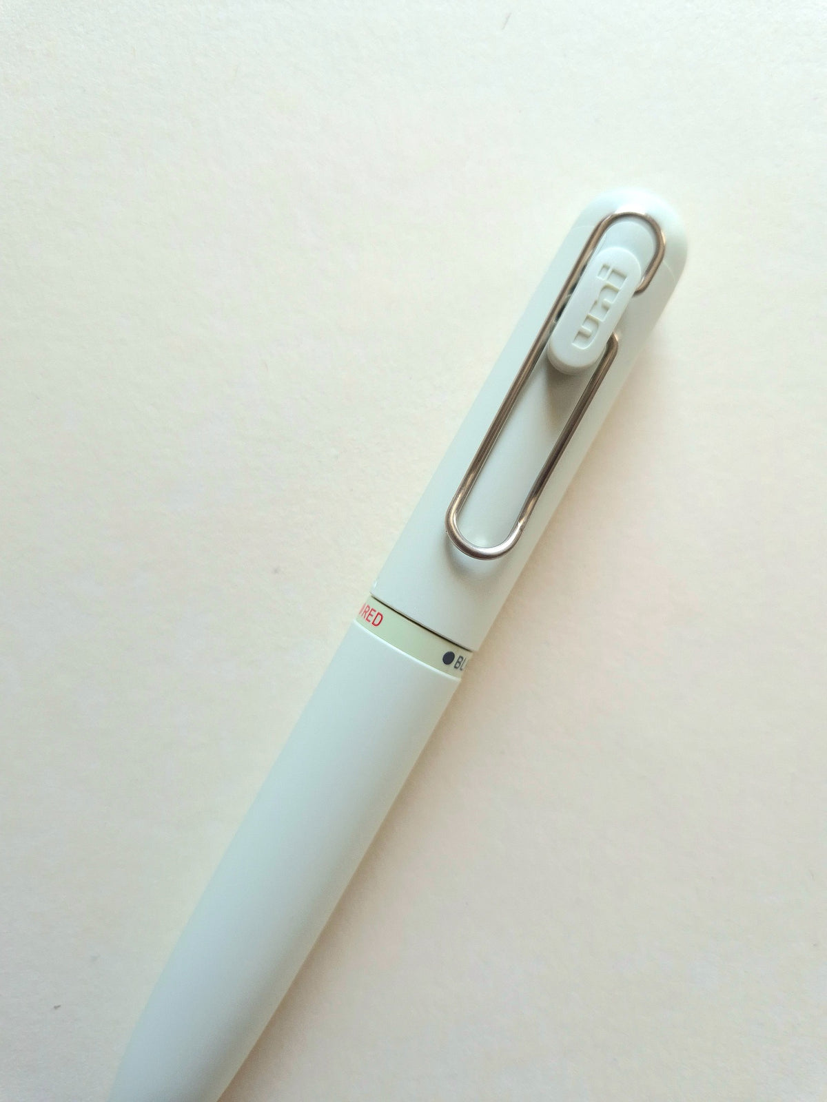Uni-ball One 3-Colour Gel Multi-Pen Grass Green clip and selector detail