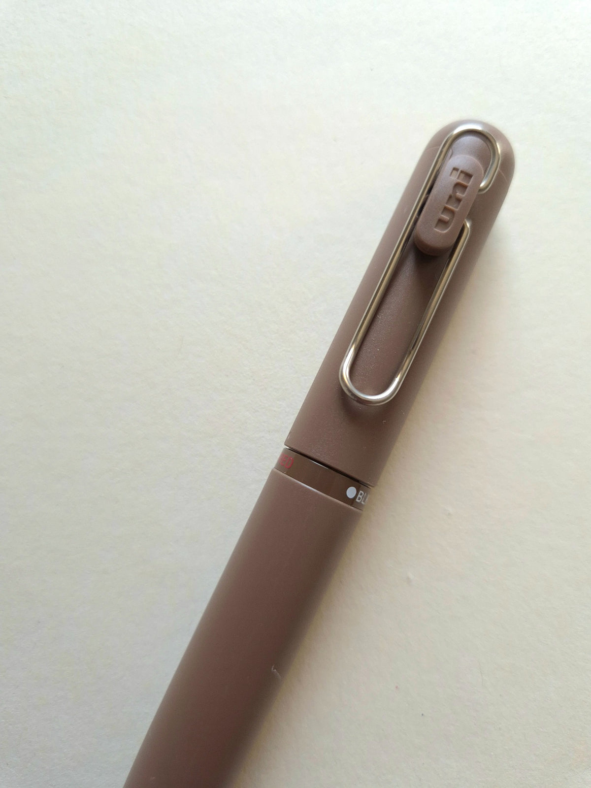 Uni-ball One 3-Colour Gel Multi-Pen Sugar Brown clip and selector detail